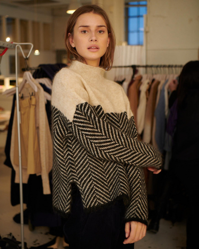 Zinnia - ELEGANT TURTLENECK SWEATER WITH A CLASSIC SILHOUETTE