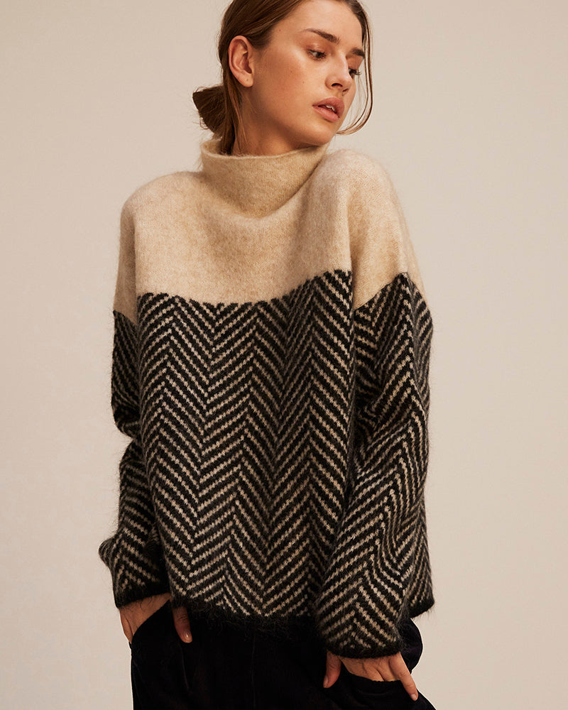 Zinnia - ELEGANT TURTLENECK SWEATER WITH A CLASSIC SILHOUETTE