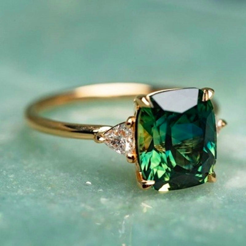 Ring with green zirconia in gold