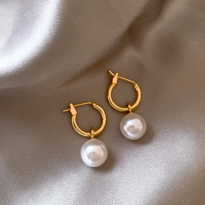 Elegant earrings with gold bead